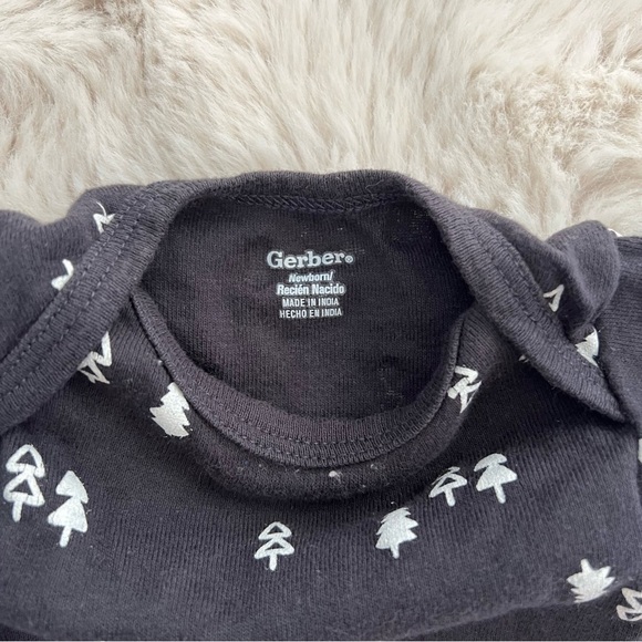Bundle of 2 Gerber Onesies NB - Picture 3 of 4